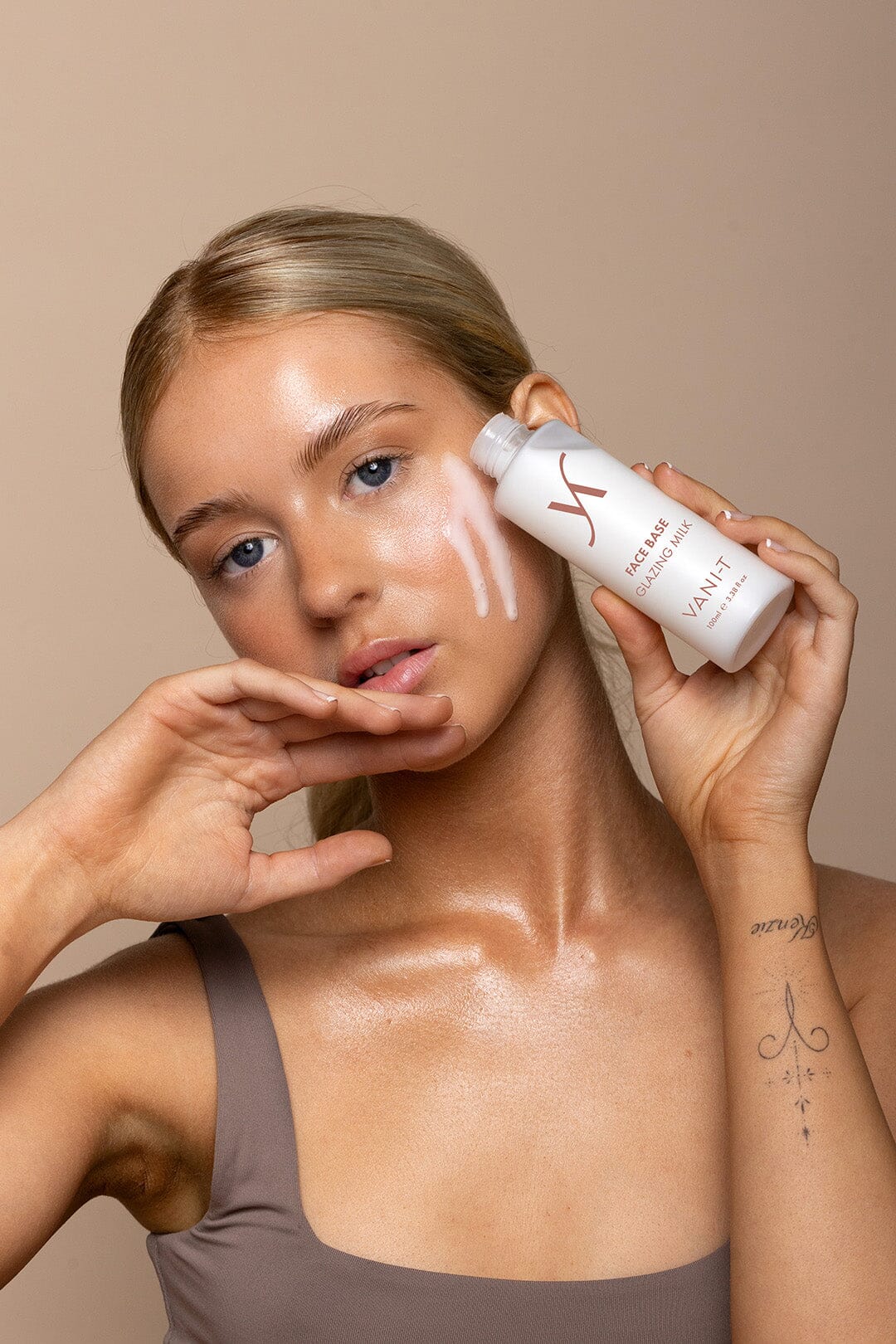 Face Base Glazing Milk - serumas veidui